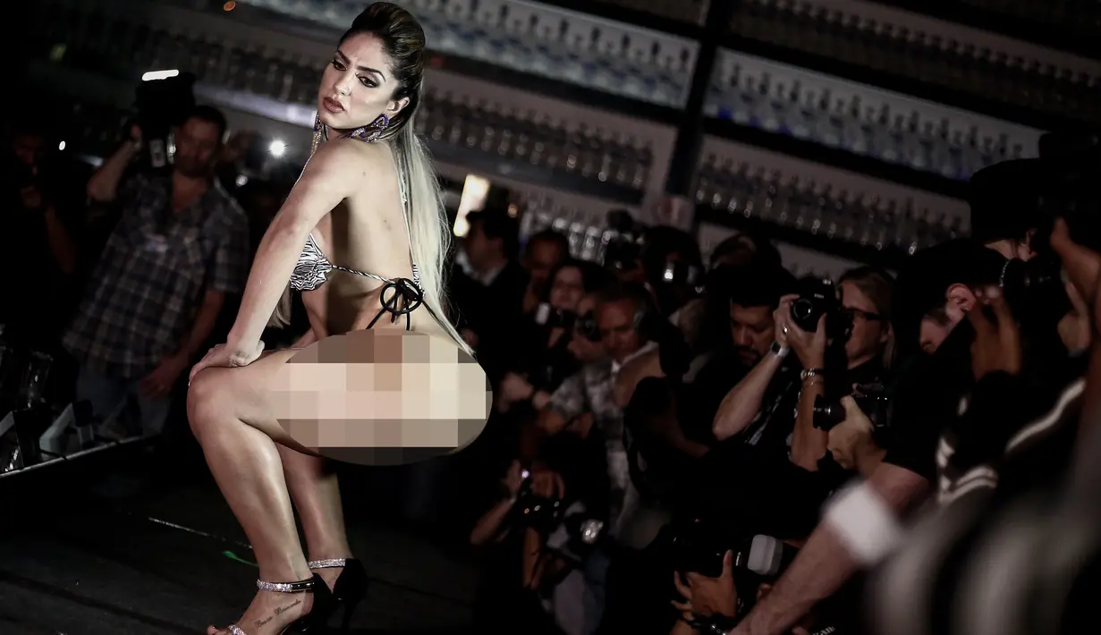 Aksi kontestan saat berpose di catwalk selama bersaing di Miss Bumbum Brazil 2016 di Sao Paulo, Brasil (9/11). Sebanyak 15 kontestan bersaing dalam kontes kecantikan bokong seksi tersebut. (AFP PHOTO/Miguel Schincariol) 