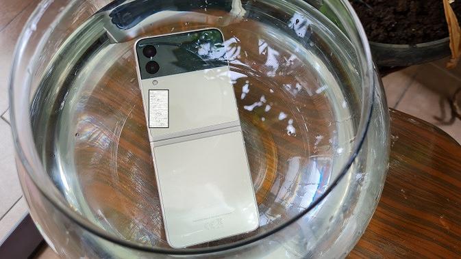 Penampakan Samsung Galaxy Z Flip3 (Liputan6.com/Agustinus M. Damar)