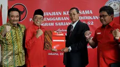 Ketua DPP PDIP bidang Ideologi dan Kaderisasi Idham Samawi (kedua kiri) bertukar naskah dengan Ketua STIPAN, Tjahya Supriyatna (kedua kanan) saat penandatangan kerjasama di Jakarta, Jumat (31/7/2015). (Liputan6.com/Johan Tallo)