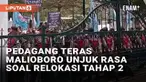 Pedagang Teras Malioboro 2 menggelar aksi di Kantor Gubernur DIY, Yogyakarta. Mereka memblokade Jalan Malioboro sebagai bentuk protes