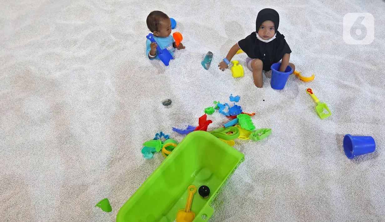 Anak-anak bermain pasir di wahana permainan Lotte Shopping Avenue, Jakarta, Rabu (20/10/2021). Pemerintah kembali melakukan penyesuaian aktivitas masyarakat yang mulai dapat diberlakukan pada periode PPKM. (Liputan6.com/Herman Zakharia)