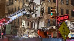 Peristiwa itu terjadi di sudut enam lantai sebuah gedung apartemen di Bronx. Melansir Associated Press, tidak ada laporan korban luka hingga sore hari. (AP Photo/Joseph B. Frederick)