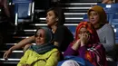 Yolla Yuliana dan keluarganya sempat tegang saat menonton tim basket putra Indonesia bertanding di semi final. (Bola.com/Arief Bagus)