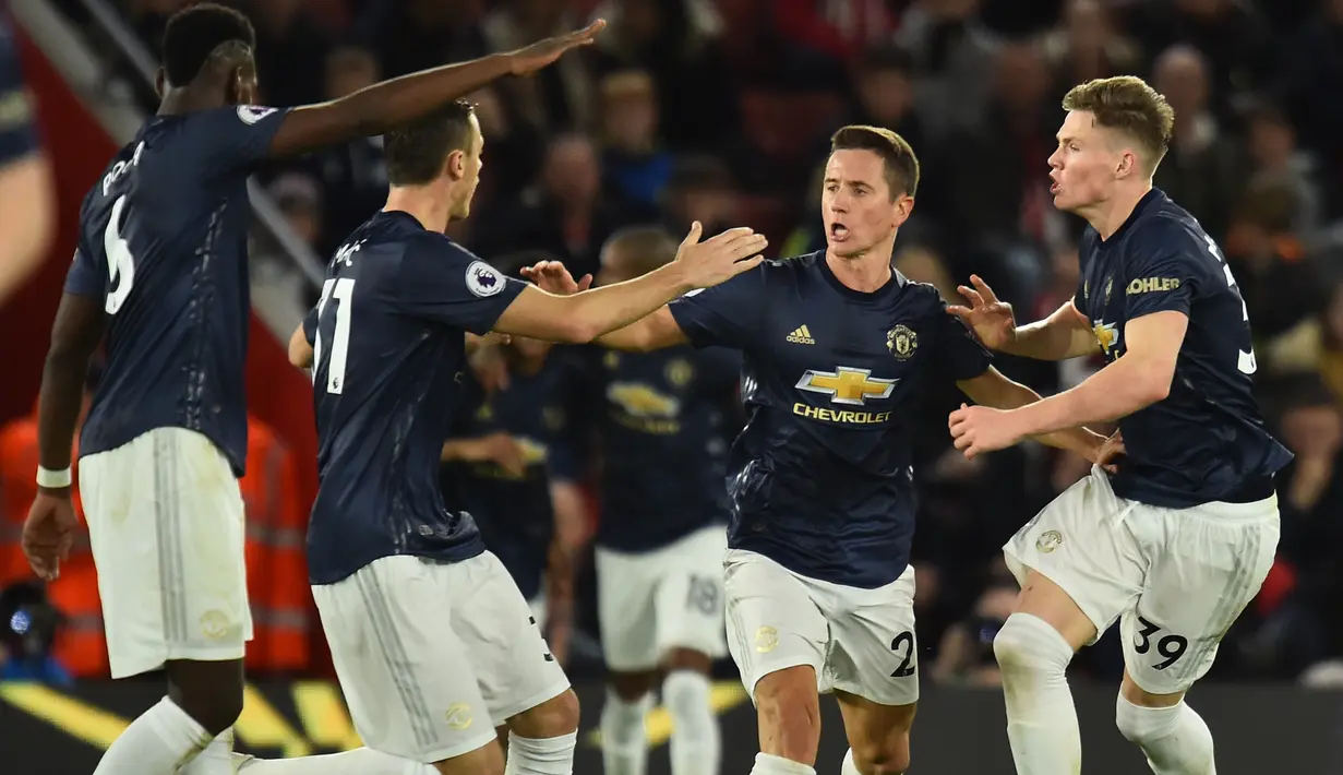 Gelandang Manchester United, Ander Herrera, merayakan gol yang dicetaknya ke gawang Southampton pada laga Premier League di Stadion St Mary, Southampton, Sabtu (1/12). Kedua klub bermain imbang 2-2. (AFP/Glyn Kirk)