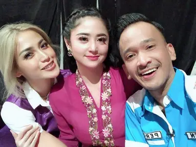 Tidak mudah bagi Dewi Perssik untuk menjadi seorang penyanyi dangdut, sebab orang tuanya tidak mengizinkan. Dewi pun nekat tetap melakoni profesi itu meski secara diam-diam. Dengan bayaran hanya 30 ribu rupiah per manggung di daerah Jember. (Liputan6.com/IG/@dewiperssikreal)