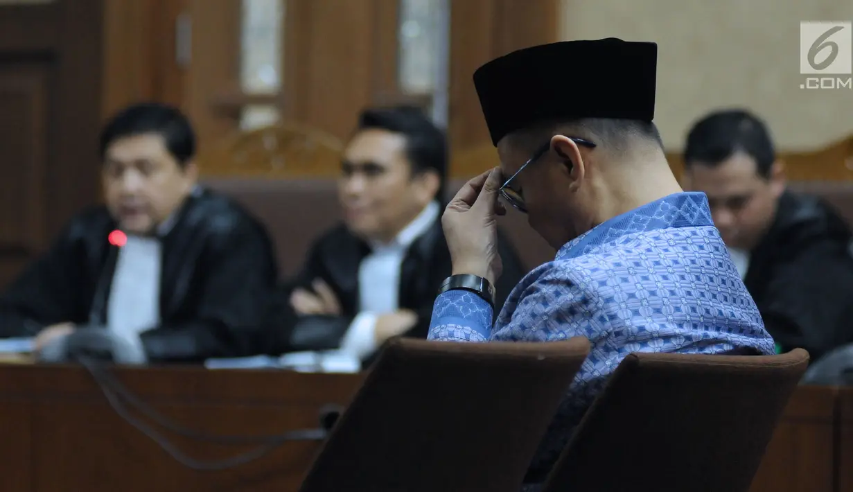 Terdakwa penerbitan SKL terhadap obligor BLBI, Syafruddin Arsyad Temenggung tertunduk saat mengikuti sidang lanjutan di Pengadilan Tipikor, Jakarta, Kamis (31/5). Sidang mendengar putusan sela majelis hakim. (Liputan6.com/Helmi Fithriansyah)