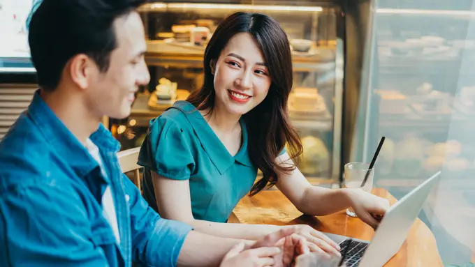 perempuan dan pasangan di kafe laptop