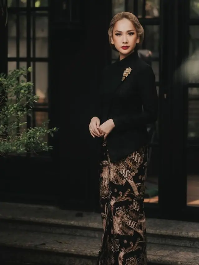 Sanggul Klasik Bunga Citra Lestari Menarik dengan Warna Rambut Blonde. [@itsmebcl]