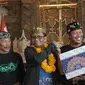 Ketua Dewan Penasihat DPP IKA UII Mahfud Md bersama dengan pengurus DPP IKA UII saat acara bagi-bagi paket sembako dalam rangkaian Rakernas DPP IKA UII 2023 di Kuta, Bali, Jumat (10/3/2023). (Ist)