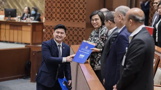 6 Gaya Kasual-Formal Rizky Natakusumah Calon Suami Beby Tsabina yang Ternyata Anggota DPR