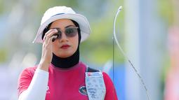 Atlet andalan Indonesia itu tampil tenang dan konsisten sepanjang pertandingan hingga memastikan posisi tertinggi di podium. Diananda sukses mengungguli pemanah Vietnam, Trieu Huyen Diep, yang harus puas dengan medali perak. (Bola.com/Bagaskara Lazuardi)