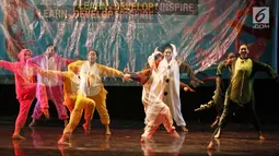 Aksi peserta saat menunjukkan tariannya dalam kompetisi Namarina bertajuk 'Internal Jazz dance Competition 2018' di Jakarta, Minggu (6/5). Kompetisi ini diikuti oleh kurang lebih 200 peserta. (Liputan6.com/Herman Zakharia)