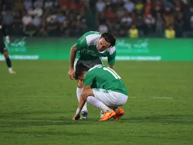 Pemain Timnas Indonesia U-23 Marc Anthony Klok (atas) mencoba menenangkan Egy Maulana Vikri saat melawan Timnas Vietnam U-23 pada pertandingan Grup A SEA Games 2021 di Viet Tri Stadium, Hanoi, Vietnam, Jumat (6/5/2022). Timnas Indonesia U-23 kalah 0-3. (Liputan6.com/Dok. PSSI)