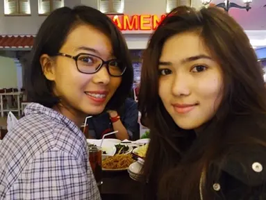 Rara Sekar yang lahir tahun 1990 sedangkan Isyana lahir di tahun 1993, keduanya bisa dikatakan kakak beradik yang kompak. Bahkan kedunya sama-sama terjun di dunia musik. (Liputan6.com/IG/@isyanasarasvati)