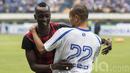 Bek Persib Bandung, Supardi Nasir, memeluk mantan rekannya Makan Konate. Gelandang berusia 25 tahun tersebut kini kebetulan sedang berada di Jakarta untuk menjalani terapi pemulihan cedera. (Bola.com/Vitalis Yogi Trisna)