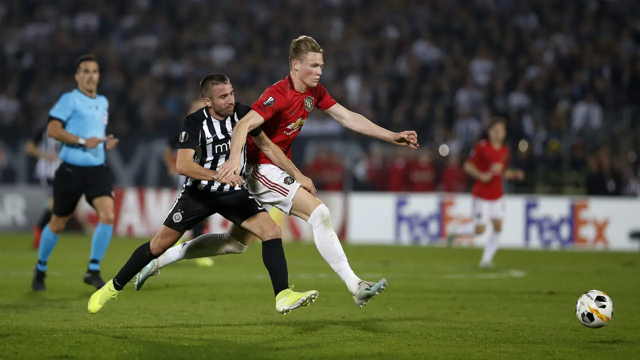Gol Penalti Martial Antar MU Kalahkan Partizan Belgrade