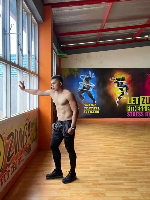6 Potret Terbaru Aprilia Manganang yang Makin Macho, Pamer Perut Sixpack