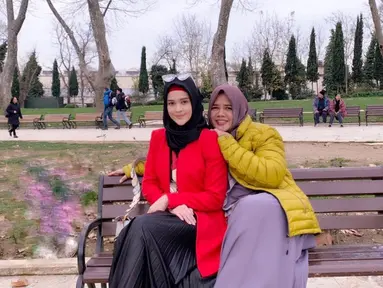 Pemilik nama lengkap Cut Ratu Meyriska begitu menikmati setiap momen liburan ke luar negerinya bersama keluarga. Ia dan ibunya, Cut Suhamita tampak begitu kompak dan akur saat berada di Topkapi, Turki (Liputan6.com/IG/@cutratumeyriska)