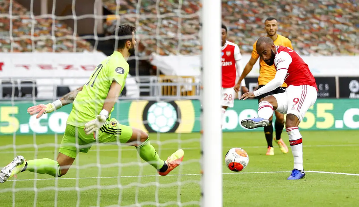 Striker Arsenal, Alexandre Lacazette, mencetak gol ke gawang Wolverhampton Wanderers pada laga Premier League di Stadion Molineux, Sabtu (4/6/2020). Arsenal menang dengan skor 2-0. (AP/Michael Steele)