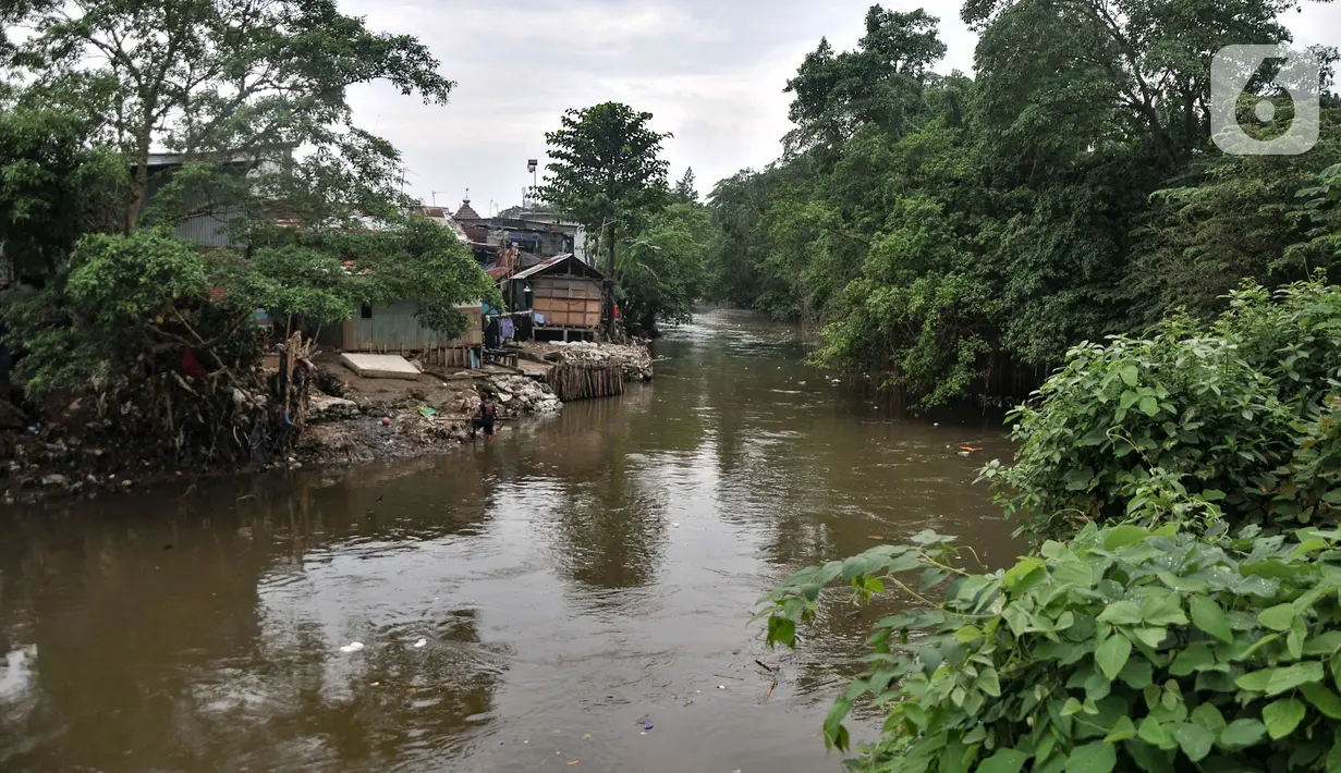Aktivitas warga di bantaran Kali Ciliwung, Jakarta, Selasa (31/1/2023). Penjabat (Pj) Gubernur DKI Jakarta Heru Budi Hartono menargetkan normalisasi Ciliwung dapat terealisasi sepanjang 4,8 kilometer pada tahun 2023 sebagai upaya pengendalian banjir. Target itu hendak ia capai selama memimpin Kota Jakarta, merampungkan normalisasi di kawasan Jakarta Timur dan Jakarta Selatan. (merdeka.com/Iqbal S Nugroho)