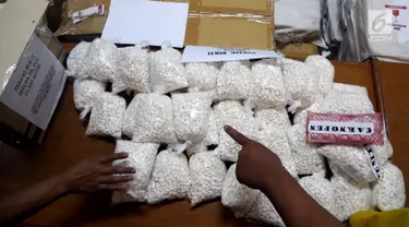 Puluhan bungkus pil ditampilkan saat pengungkapan kasus produksi ilegal obat Somadril (PCC) di Bareskrim Polri, Jakarta, Jumat (22/9). Petugas berhasil mengamankan pabrik dan barang bukti 4 ton PCC ilegal dari 4 tersangka. (Liputan6.com/JohanTallo)