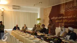 Pimpinan Pusat Studi Al Quran, M Quraish Shihab memberikan sambutan saat menerima kunjungan Grand Sheikh Al Azhar, Ahmed Al-Thayyeb di Pondok Cabe, Tangerang, Selasa (23/2/2016). Ahmed Al-Thayyeb meninjau langsung PSA. (Liputan6.com/Helmi Fithriansyah)