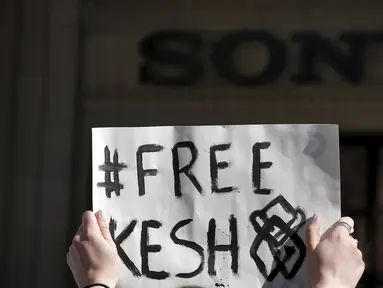 Pengunjuk rasa memegang kertas bertuliskan #freekesha dalam unjuk rasa di luar markas Sony di New York, Jumat (11/3). Mereka menuntut Sony agar membebaskan penyanyi Kesha dari kontraknya dan memecat produser musiknya, Dr Luke. (REUTERS/Lucas Jackson)