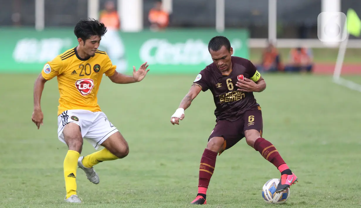 Pemain depan PSM Makassar, Ferdinand Sinaga (kanan) mencoba lolos dari adangan penyerang Kaya FC-Iloilo, Daizo Horikoshi pada kualifikasi Grup H Piala AFC 2020 di Stadion Madya Gelora Bung Karno, Jakarta, Selasa (10/3/2020). Laga kedua tim berakhir imbang 1-1. (Liputan6.com/Helmi Fithriansyah)