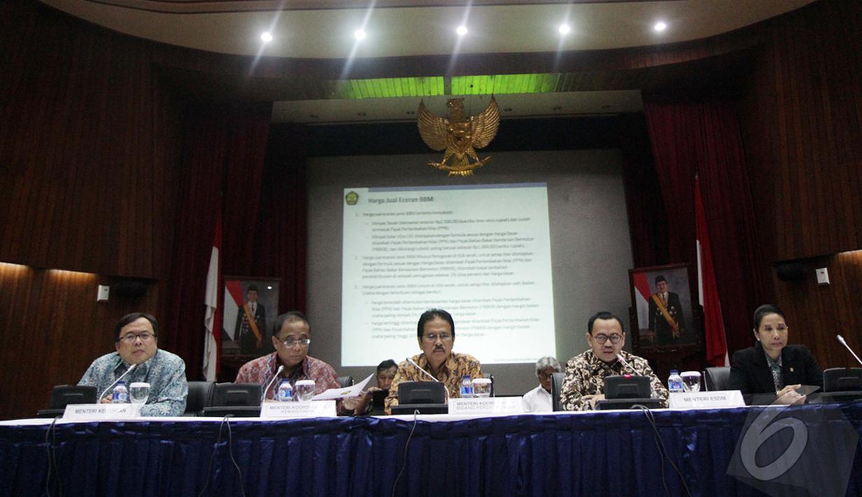 Pemerintah meresmikan penurunan BBM Bersubsidi pertanggal 1 Januari 2015 antara lain Premium Rp. 8.500,- menjadi Rp. 7.600 sedangkan Solar sebelumnya Rp. 7.500,- menjadi Rp. 7.250,-.  Jakarta, Rabu (31/12/2014). ( Liputan6.com/Faizal Fanani)