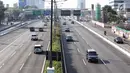 Suasana di ruas Tol Dalam Kota, Jalan Gatot Subroto, Jakarta, Senin (18/6). H+4 Lebaran,  ruas Tol Dalam Kota terpantau lengang karena masih ditinggal mudik warga Jakarta. (Liputan6.com/Faizal Fanani)