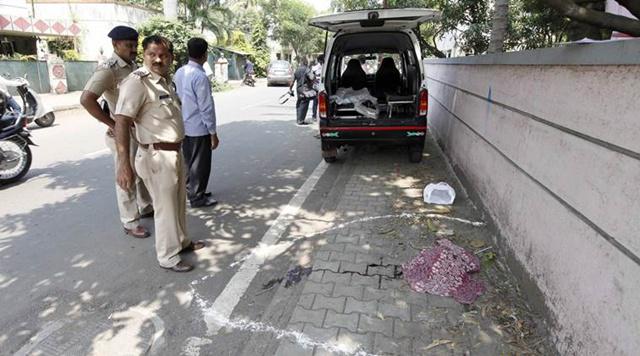Polisi menemukan bercak darah di jalan | Photo: Copyright indianexpress.com