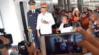 Menteri Perhubungan (Menhub) Budi Karya Sumadi bersiap memberangkatkan KA Tawang Jaya di Stasiun Semarang Poncol, Jawa Tengah, Kamis (29/6). Menhub melakukan pengecekan kesiapan arus balik Lebaran 2017 di stasiun tersebut (Liputan6.com/Gholib)