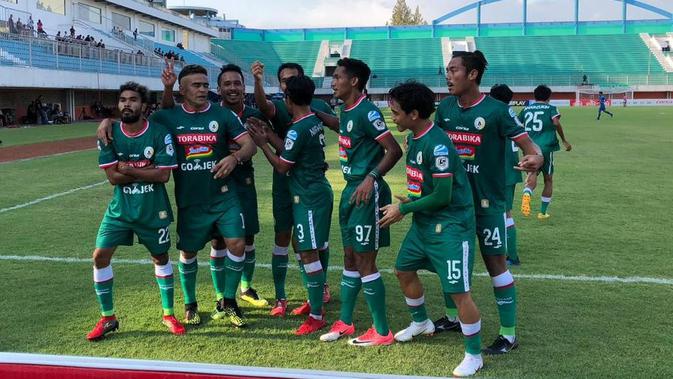 PSS Sleman pesta gol dalam laga bertajuk Derbi DIY dalam lanjutan Grup Timur Liga 2 2018. Menjamu tetangga, PSIM Yogyakarta di Stadion Maguwoharjo, Rabu (10/10/2018). (Bola.com/Ronald Seger)