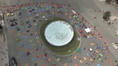 Demonstran yang menuntut pengunduran diri Presiden Meksiko Andres Manuel Lopez Obrador berkemah di perempatan Juarez Avenue dan Reforma Mexico City, Senin (21/9/2020). Para demonstran memutuskan untuk berkemah di jalan, memblokir Jalan Juarez sepenuhnya. (AP Photo/Fernando Llano)