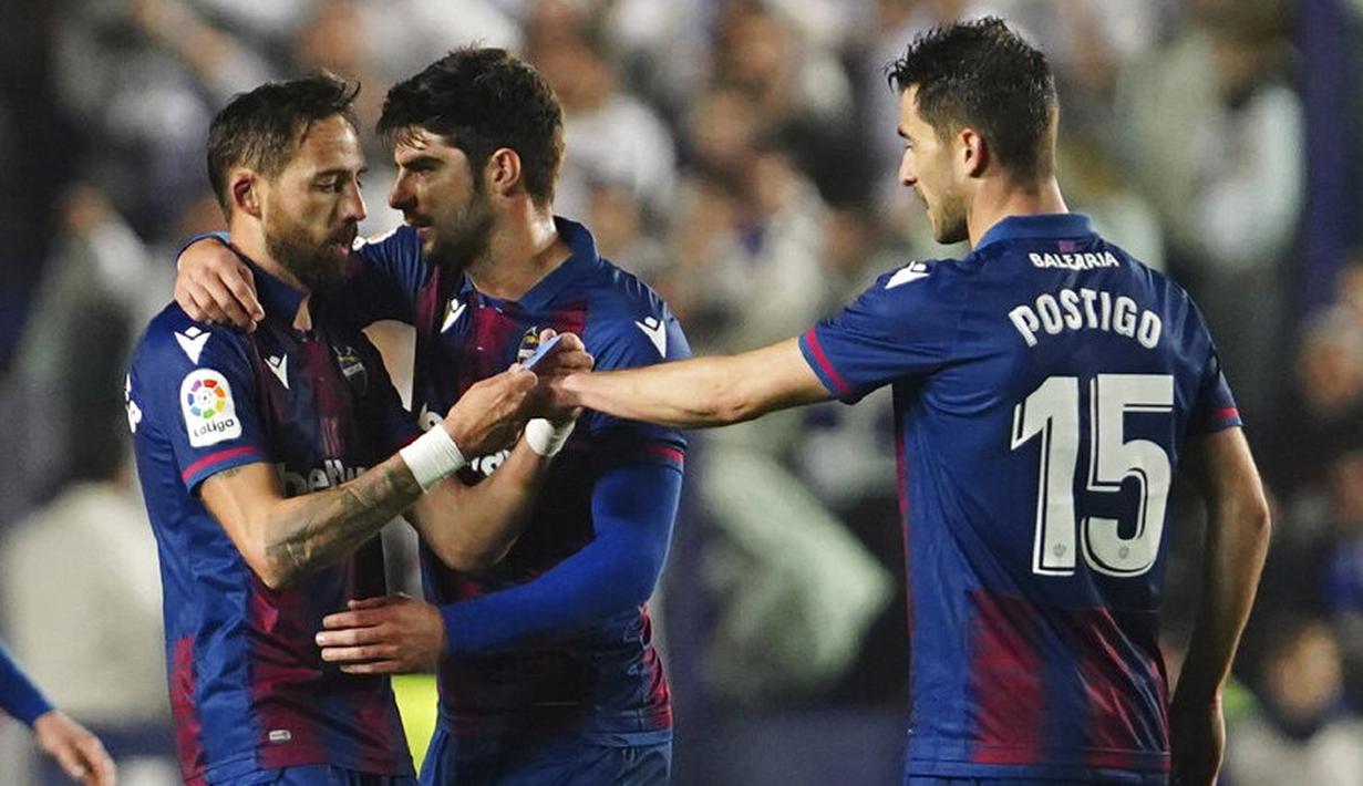 Pemain Levante, Jose Luis Morales, melakukan selebrasi usai membobol gawang Real Madrid pada laga La Liga di Stadion Ciutat de Valencia, Sabtu (22/2/2020). Levante menang 1-0 atas Real Madrid. (AP/Alberto Saiz)