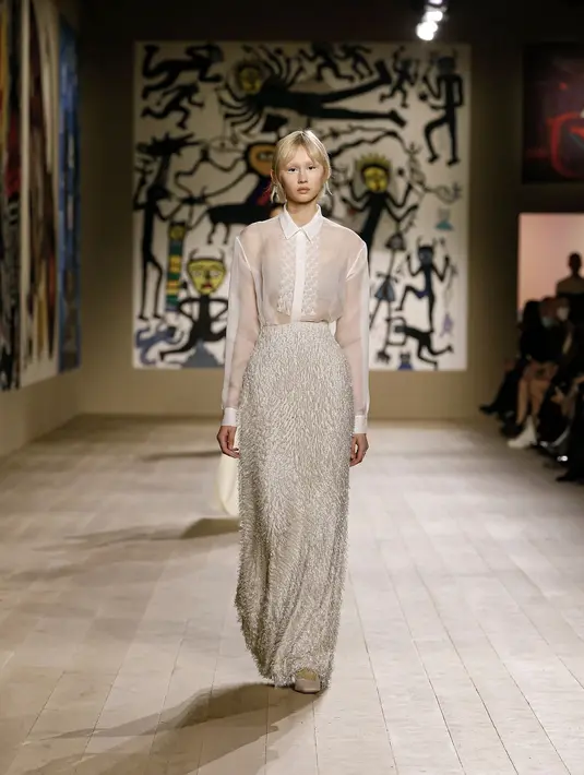 Dalam perancangan koleksi ini, Maria Grazia Chiuri mulai mengeksplorasi interaksi antara detail dekoratif dan tubuh manusia. Koleksi ini didominasi oleh palet monokrom dan beberapa rona krem serta abu-abu. (Dior)