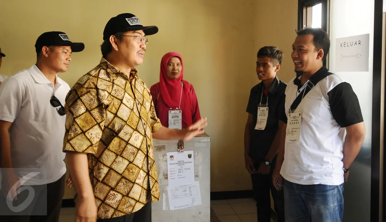 Ketua DKPP, Jimly Asshiddiqie (kedua kiri) berbincang dengan petugas KPPS di TPS 14 Beji Timur Kota Depok, Jawa Barat, Rabu (9/12/2015). Jimly mengecek langsung pelaksanaan Pilkada di sejumlah TPS yang ada di Kota Depok. (Liputan6.com/Helmi Fithriansyah)