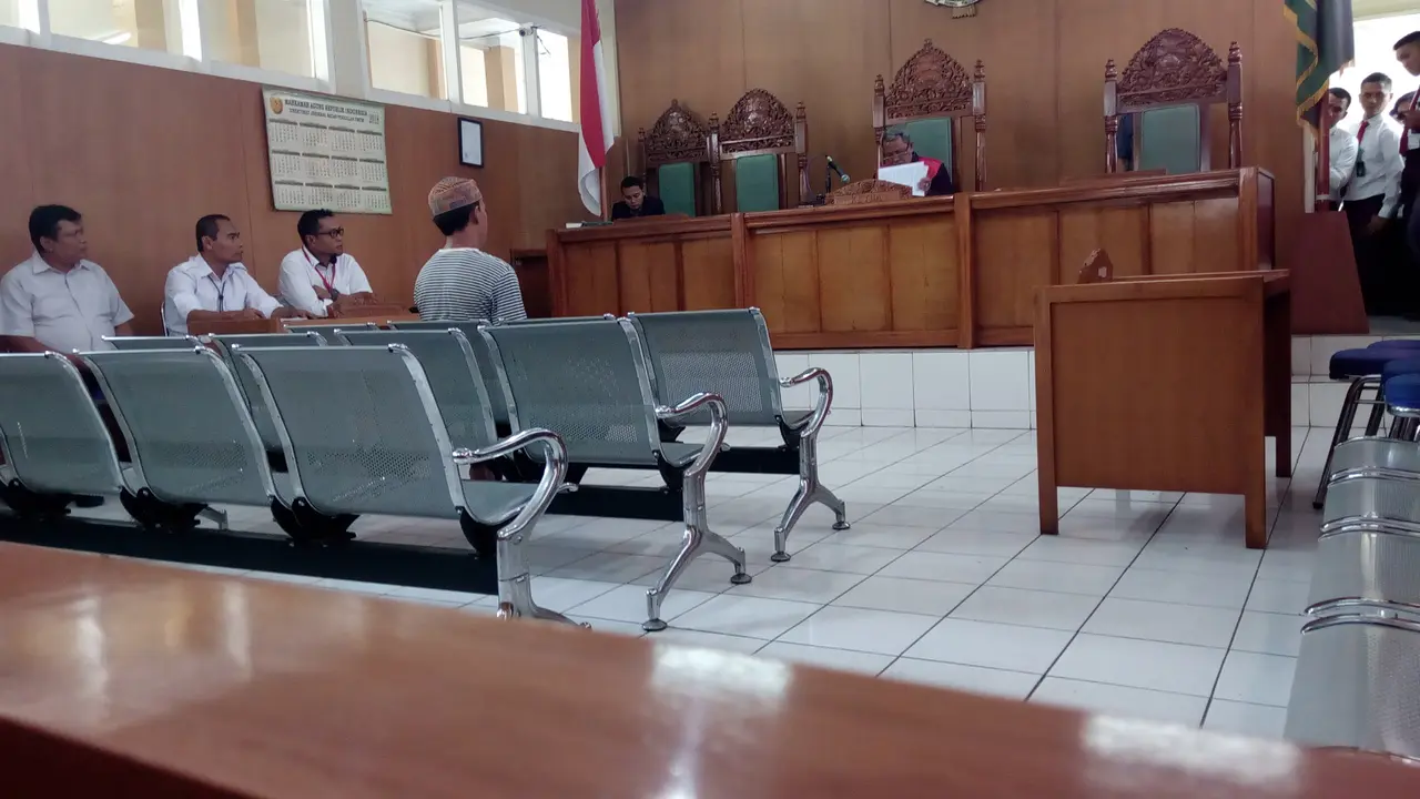 Uus Sukmana, terdakwa pembawa bendera nampak menjalani sidang putusan pengadilan