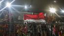 Suporter Selangor FA mengibarkan bendera Indonesia saat melawan Kuala Lumpur FA pada laga Liga Super Malaysia di Stadion Kuala Lumpur, Cheras, Minggu (4/2/2018). Kuala Lumpur FA kalah 0-2 dari Selangor FA. (Bola.com/Vitalis Yogi Trisna)
