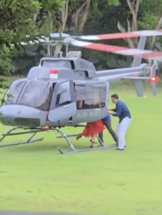 Nana pun tampak turun dari helikopter di hari ulang tahunnya. Dengan mata tertutup, Nana dituntun oleh Andrew White turun dari helikopter untuk menuju tempat kejutannya.  [@agungprastista]