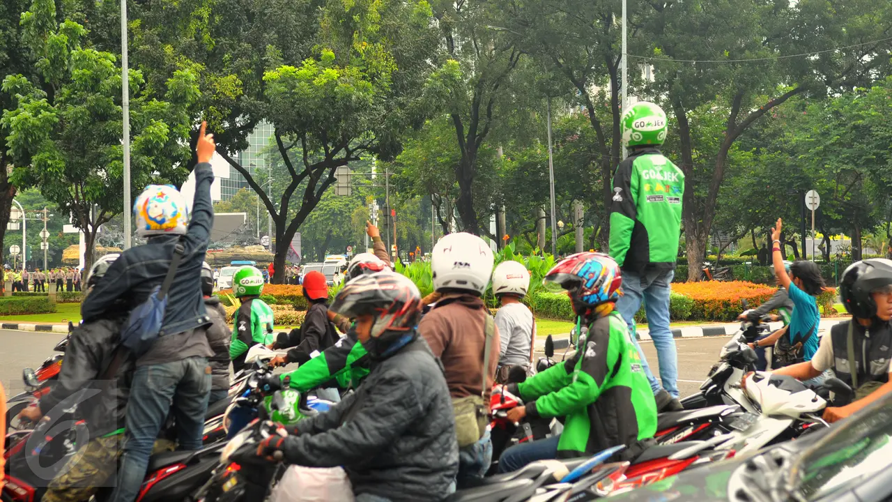 201603222-Sopir Taksi dan Gojek Bentrok Saling Lempar Batu di Sudirman-Jakarta