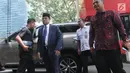 Gubernur Jambi, Fachrori Umar (peci) tiba di gedung KPK, Jakarta, Rabu (20/2). KPK menerima kunjungan kepala daerah yang baru dilantik untuk beraudiensi mengenai upaya pencegahan korupsi melalui program koordinasi dan supervisi. (Merdeka.com/Dwi Narwoko)