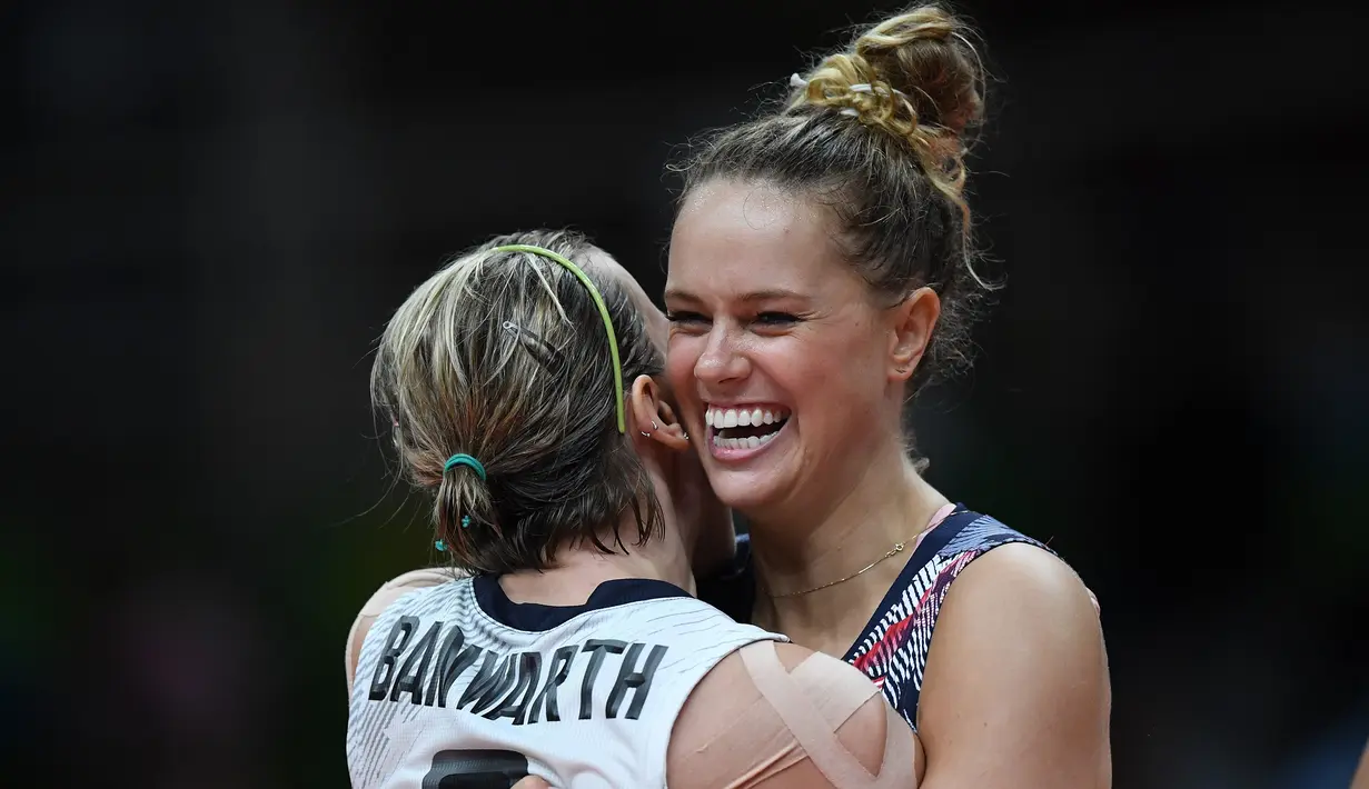 Atlet voli asal AS, Kelsey Robinson memeluk rekanya usai menang atas Belanda di ajang Olimpiade Rio 2016 di Maracanazinho, Brasil, (8/8). Atlet 24 tahun ini bermain sebagai spiker luar dan memiliki tinggi 1,88m. (AFP PHOTO/PEDRO Ugarte)