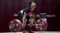 Lifter Indonesia, Deni, saat berlaga pada Asian Games di JIExpo, Jakarta, Rabu (22/8/2018). Deni memastikan lolos ke final setelah berhasil membukukan poin terbaik dengan total angkatan seberat 318 kg. (Bola.com/Vitalis Yogi Trisna)