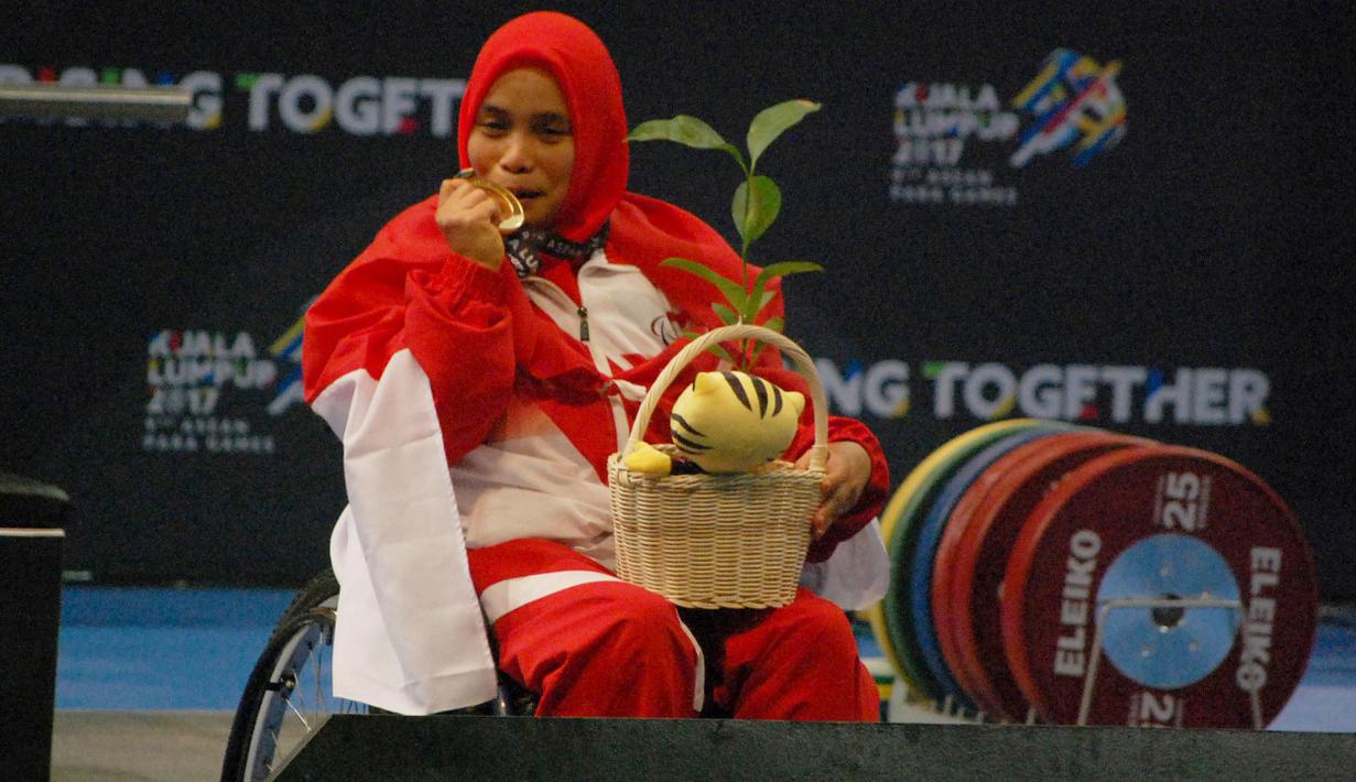 Lifter putri Indonesia, Uyulani Lili saat meraih medali emas pada ajang angkat berat ASEAN Paragames (APG) IX/2017, Malaysia, Selasa (19/9/2017). Uyulani yang tampil di kelas 61 kg, dengan  angkatan terbaik 81 kg. (Bola.com/APGIndonesia)
