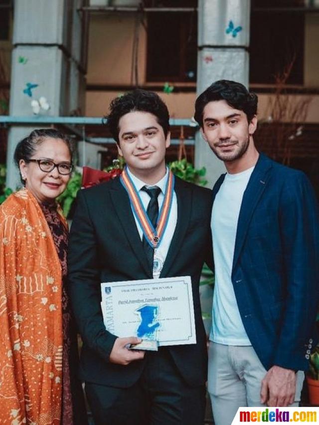 Jarang Tersorot, Ini 6 Potret David Jonathan Adik Reza Rahadian