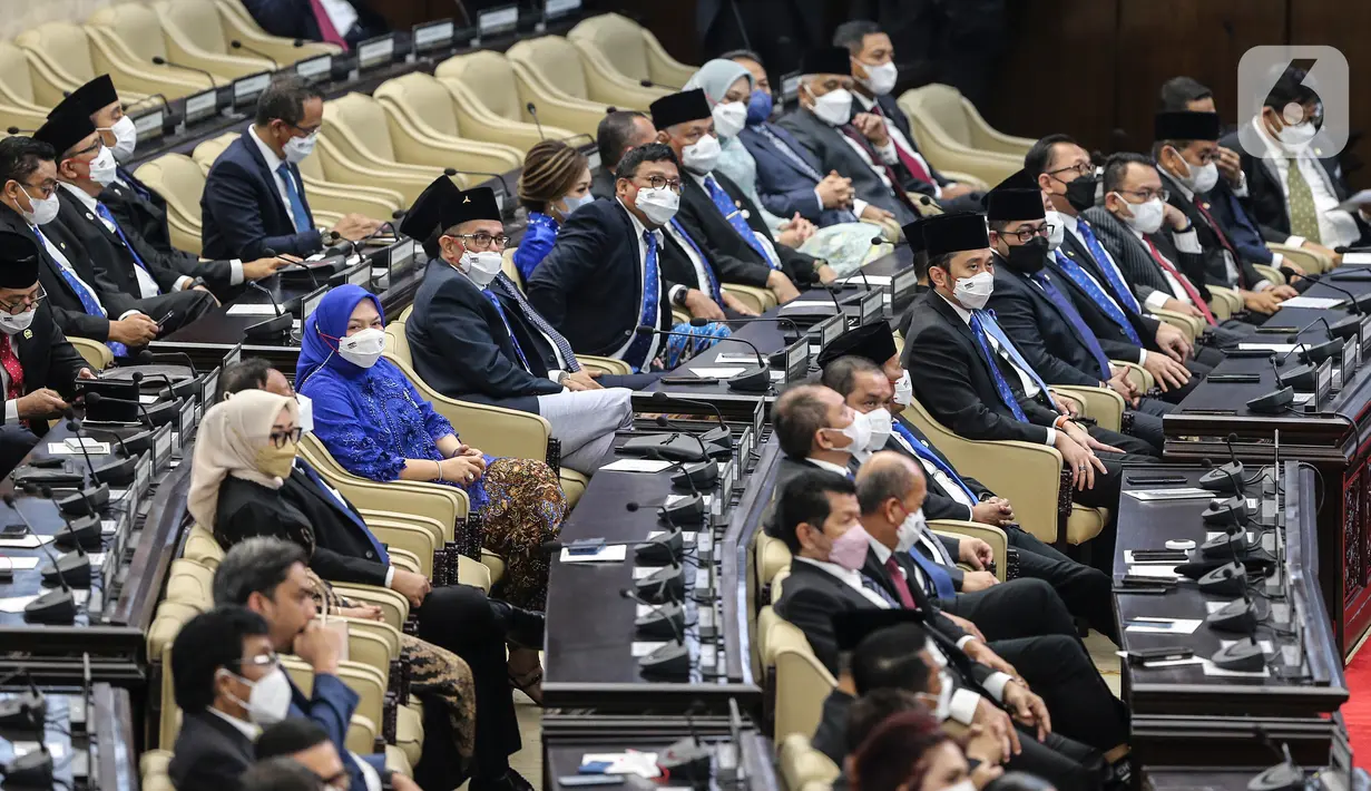 Anggota DPR menghadiri rapat Paripurna DPR pembukaan masa persidangan I DPR tahun sidang 2022-2023 di Gedung Nusantara, Kompleks Parlemen, Senayan, Jakarta, Selasa (16/8/2022). (Liputan6.com/Johan Tallo)