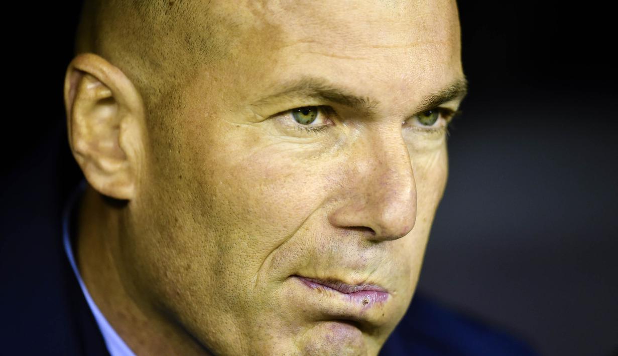 Pelatih Real Madrid, Zinedine Zidane, tampak kecewa usai ditahan imbang Celta Vigo pada laga La Liga Spanyol di Stadion Balaidos, Vigo, Minggu (7/1/2018). Kedua klub bermain imbang 2-2. (AFP/Miguel Riopa)