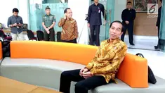 Presiden Joko Widodo atau Jokowi tiba-tiba mendatangi ruang wartawan Istana Kepresidenan pasca direnovasi setahun lalu.