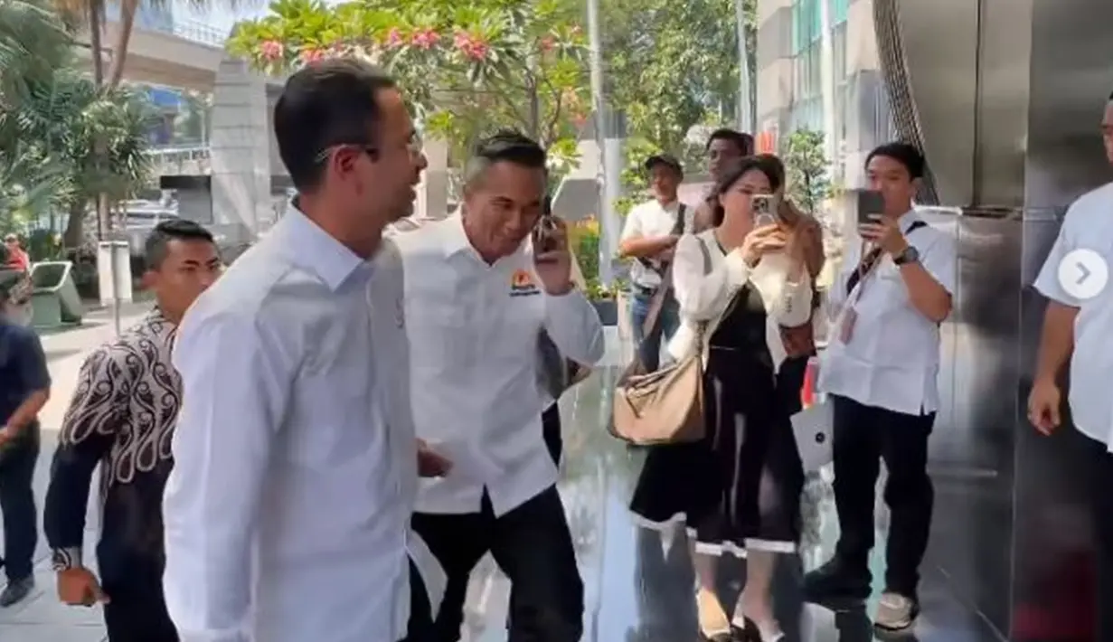 Saat datang ke gedung Menara Kadin, Raffi tampak menyambut kedatangan Anindya Bakrie sebagai Ketua Umum Kadin Indonesia. Ia kemudian menyalami sejumlah anggota Kadin lainnya. Suami Nagita Slavina itu pun mengucapkan terima kasih atas ditunjuknya sebagai Waketum Bidang Pariwisata dan Ekonomi Kreatif. (Liputan6.com/IG/@raffinagita1717)